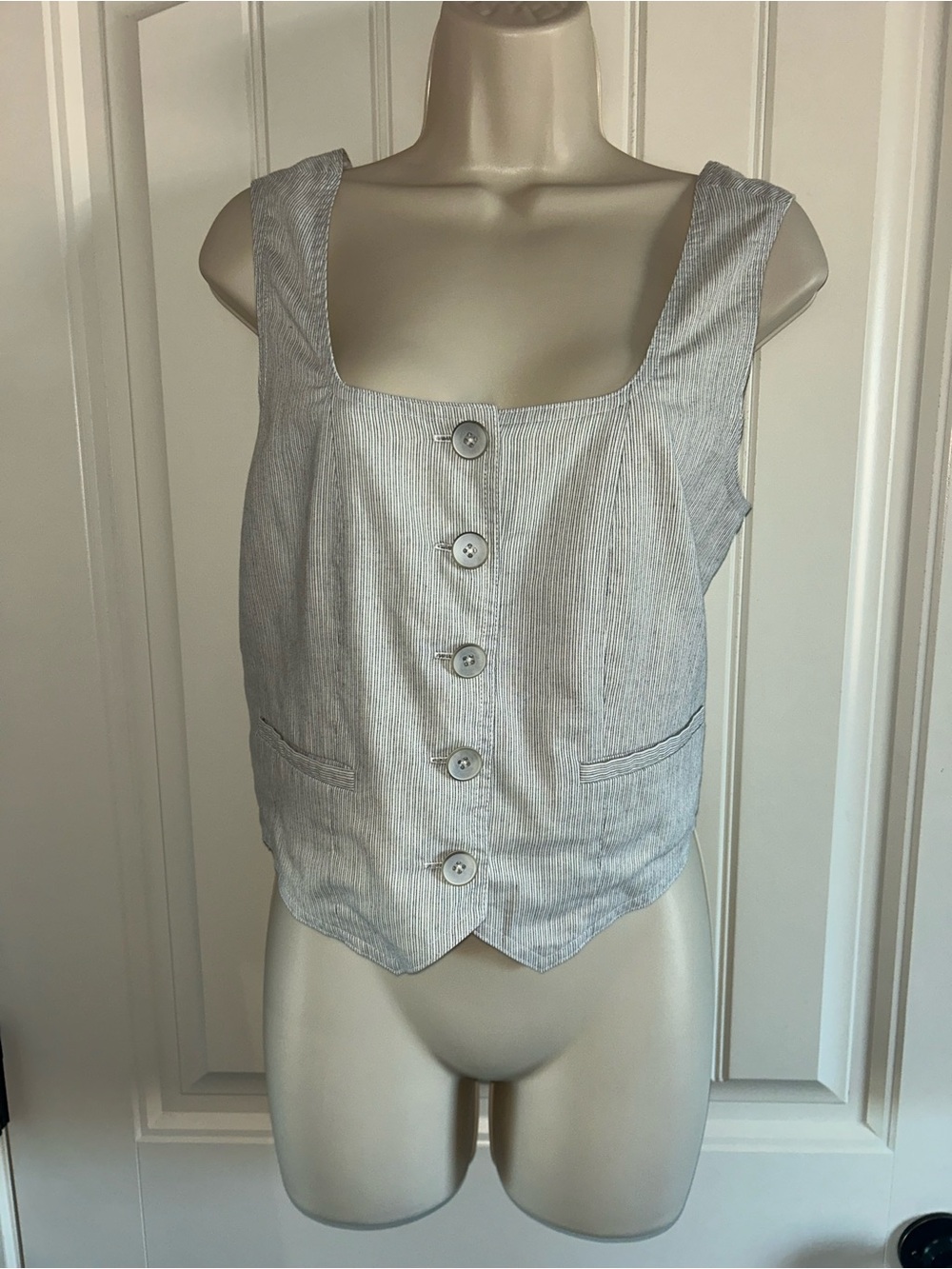 NEW Universal Thread Light Gray Striped Button-Front Women’s Vest Top Sz S